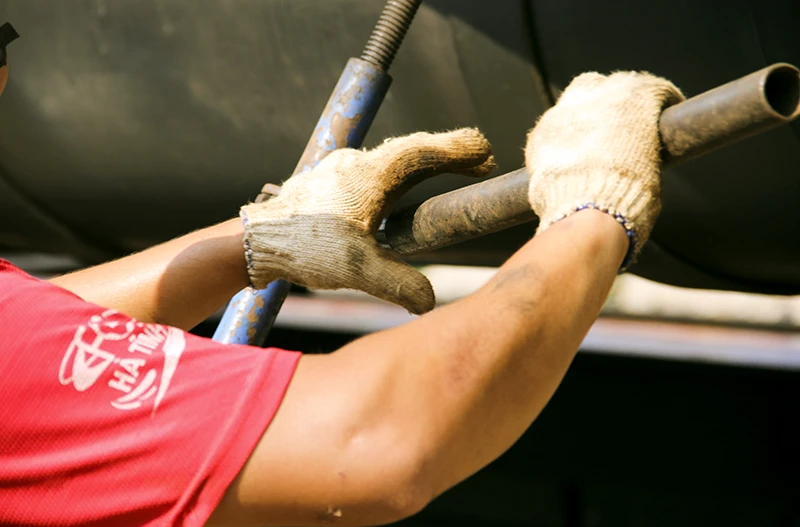 Cần cẩu di chuyển toa tàu hàng chục tấn sau sự cố sập cầu Ghềnh ảnh 4